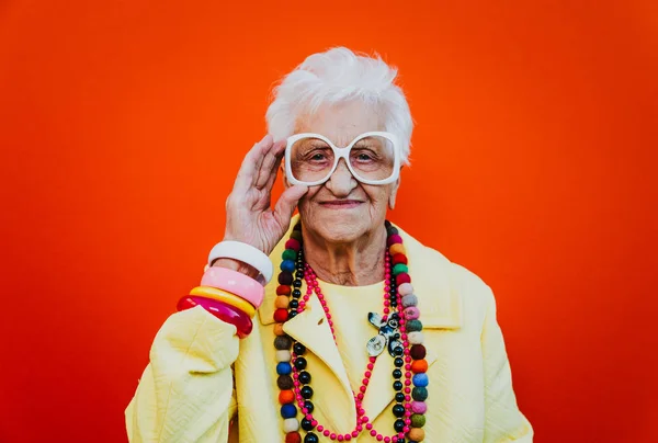 Retratos engraçados da avó. Senior velha mulher vestir elegante f — Fotografia de Stock