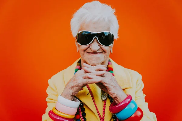 Komik büyükanne portreleri. Yaşlı kadın şık giyiniyor. — Stok fotoğraf