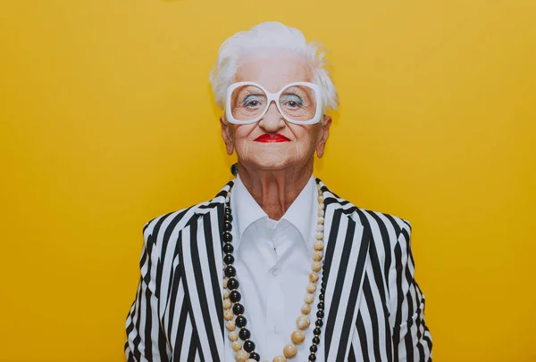 Divertenti ritratti della nonna. Vecchia anziana vestirsi elegante f — Foto Stock