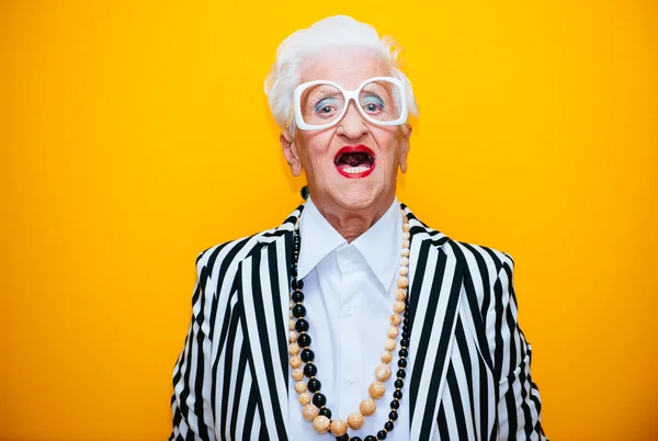 Забавные бабушкины портреты. Пожилая старушка одевается элегантно — стоковое фото