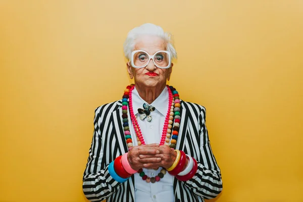 Divertenti ritratti della nonna. Vecchia anziana vestirsi elegante f — Foto Stock