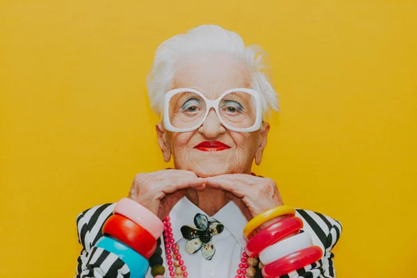 Grappige oma portretten. Senior oude vrouw dressing elegant f — Stockfoto