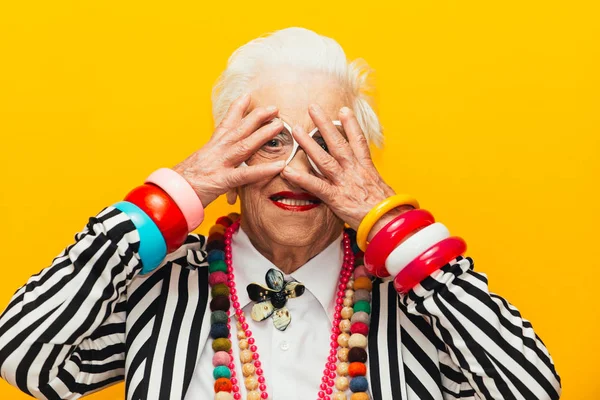 Divertenti ritratti della nonna. Vecchia anziana vestirsi elegante f — Foto Stock