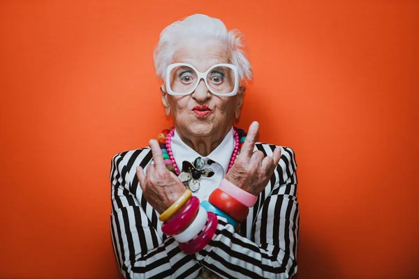 Divertidos retratos de abuela. Senior anciana vestir elegante f — Foto de Stock