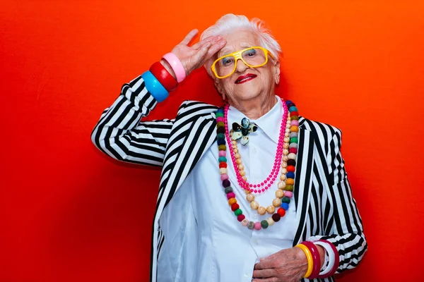 Αστεία πορτρέτα γιαγιάς. Senior ηλικιωμένη γυναίκα ντύσιμο κομψό f — Φωτογραφία Αρχείου
