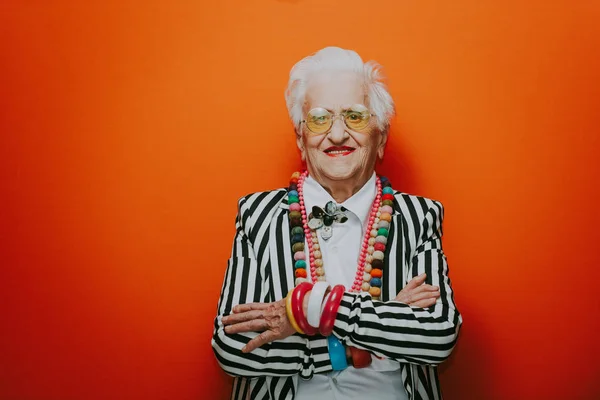 Zabawne portrety babci. Starsza kobieta ubieranie elegancki f — Zdjęcie stockowe