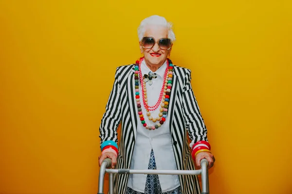 Divertenti ritratti della nonna. Vecchia anziana vestirsi elegante f — Foto Stock