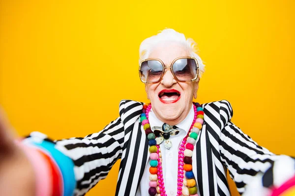 Divertidos retratos de abuela. Senior anciana vestir elegante f — Foto de Stock