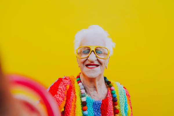 Divertente nonna ritratti.nonna modello di moda su schiena colorata — Foto Stock