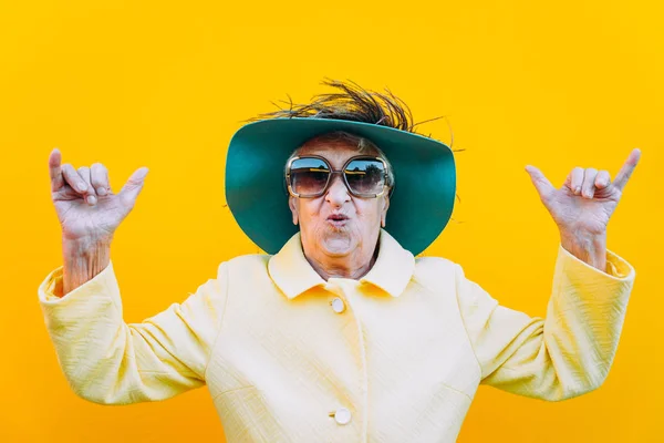 Αστεία πορτρέτα γιαγιάς. Senior ηλικιωμένη γυναίκα ντύσιμο κομψό f — Φωτογραφία Αρχείου