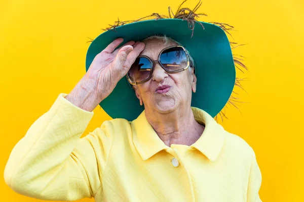 Забавные бабушкины портреты. Пожилая старушка одевается элегантно — стоковое фото