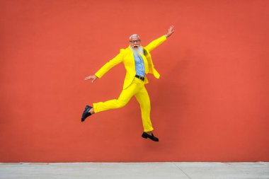 Hipster sakallı son sınıf öğrencisi.