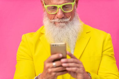 Hipster sakallı son sınıf öğrencisi.