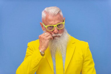 Hipster sakallı son sınıf öğrencisi.