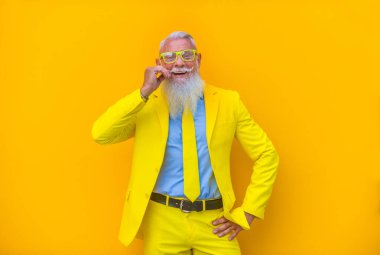 Hipster sakallı son sınıf öğrencisi.