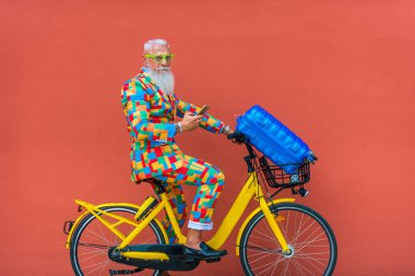 Hipster sakallı son sınıf öğrencisi.