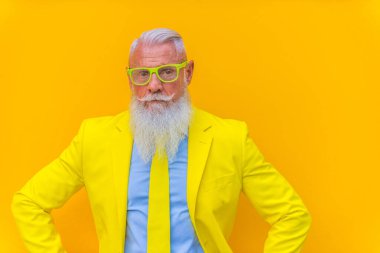 Hipster sakallı son sınıf öğrencisi.