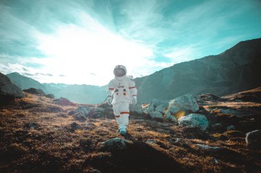 Astronot yeni bir gezegeni keşfediyor. # Yeni bir ev arıyorum #