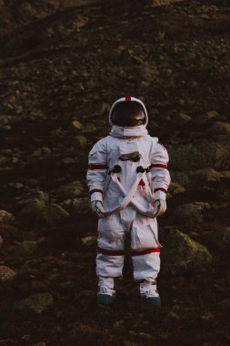 Astronot yeni bir gezegeni keşfediyor. # Yeni bir ev arıyorum #