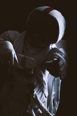 Astronot dünyadan ayrılıyor. İnsanlık için yeni bir yuva arıyorum.. 