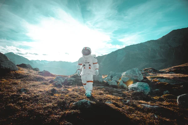 Αστροναύτης που εξερευνά έναν νέο πλανήτη. Αναζήτηση για ένα νέο σπίτι για h — Φωτογραφία Αρχείου