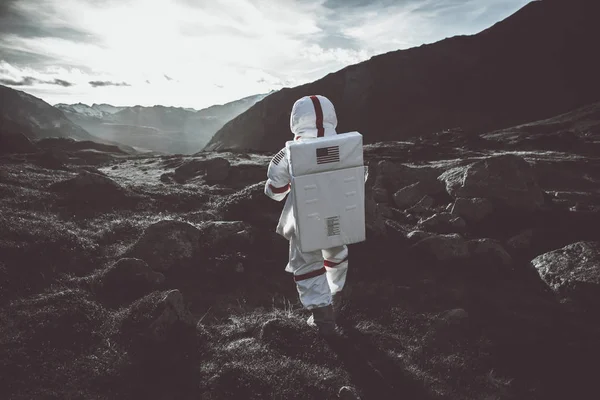 우주 비행사가 새로운 행성을 탐사하고 있습니다. H 를 위한 새로운 집을 찾고 있는 사람들 — 스톡 사진