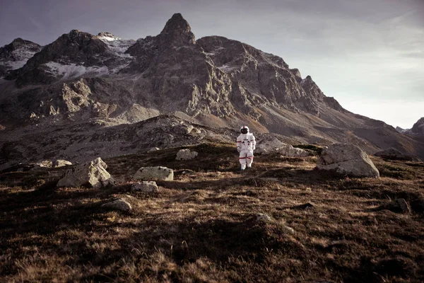 Astronauta a explorar um novo planeta. Procurando uma nova casa para h — Fotografia de Stock