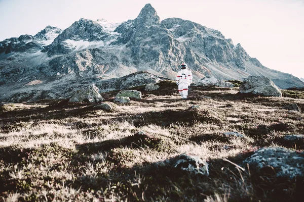 Astronaut exploring a new planet. Searching for a new home for h — Stock Photo, Image