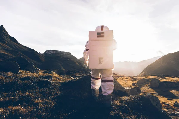 Astronauta a explorar um novo planeta. Procurando uma nova casa para h — Fotografia de Stock