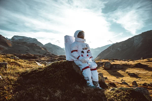 Astronaut bei der Erkundung eines neuen Planeten. Auf der Suche nach einem neuen Zuhause für h — Stockfoto