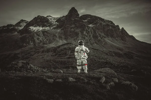 Astronauta a explorar um novo planeta. Procurando uma nova casa para h — Fotografia de Stock