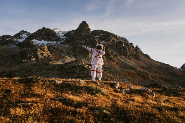 Een astronaut die een nieuwe planeet verkent. Op zoek naar een nieuw thuis voor h — Stockfoto