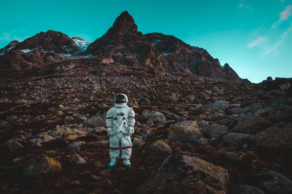 Astronaut bei der Erkundung eines neuen Planeten. Auf der Suche nach einem neuen Zuhause für h — Stockfoto