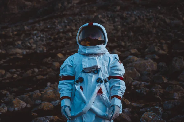 Astronauta a explorar um novo planeta. Procurando uma nova casa para h — Fotografia de Stock