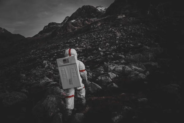 Astronauta a explorar um novo planeta. Procurando uma nova casa para h — Fotografia de Stock