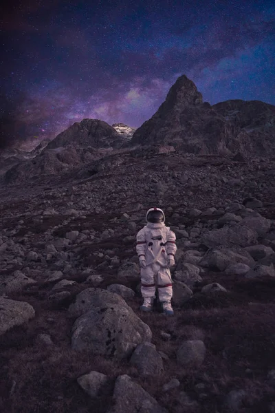 Astronauta a explorar um novo planeta. Procurando uma nova casa para h — Fotografia de Stock