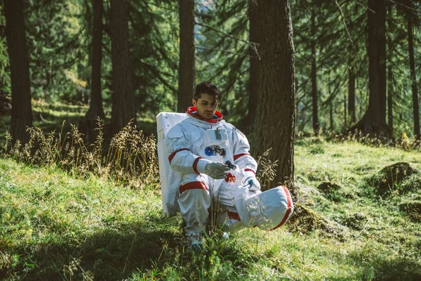 Astronauta a explorar um novo planeta. Procurando uma nova casa para h — Fotografia de Stock