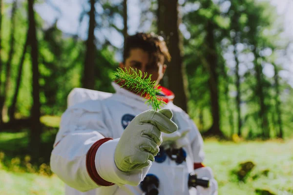 Een astronaut die een nieuwe planeet verkent. Op zoek naar een nieuw thuis voor h — Stockfoto