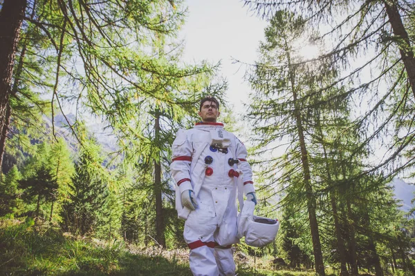 Astronaut exploring a new planet. Searching for a new home for h — Stock Photo, Image