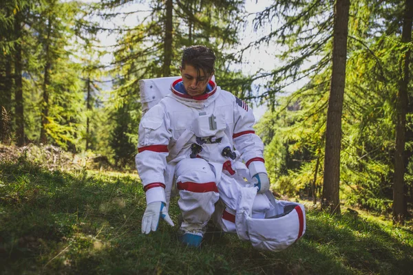 Een astronaut die een nieuwe planeet verkent. Op zoek naar een nieuw thuis voor h — Stockfoto