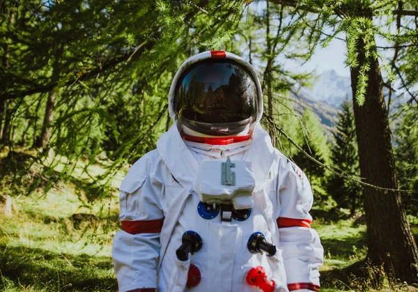 Astronaut exploring a new planet. Searching for a new home for h — Stock Photo, Image