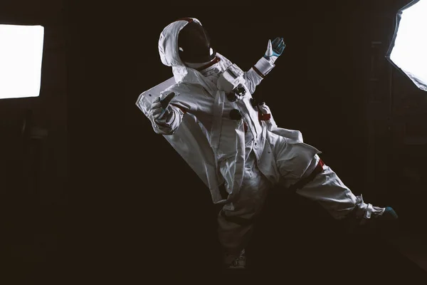 Astronot dünyadan ayrılıyor. İnsanlık için yeni bir yuva arıyorum.. — Stok fotoğraf