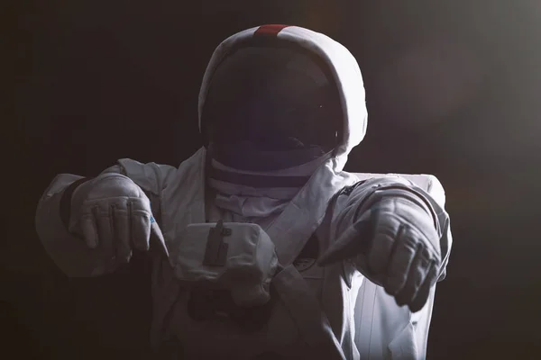 Un astronaute quitte la terre. À la recherche d'une nouvelle maison pour l'humanité . — Photo