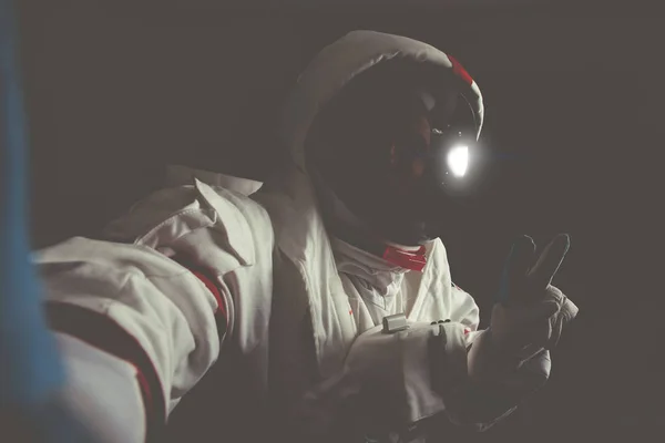 Astronot dünyadan ayrılıyor. İnsanlık için yeni bir yuva arıyorum.. — Stok fotoğraf