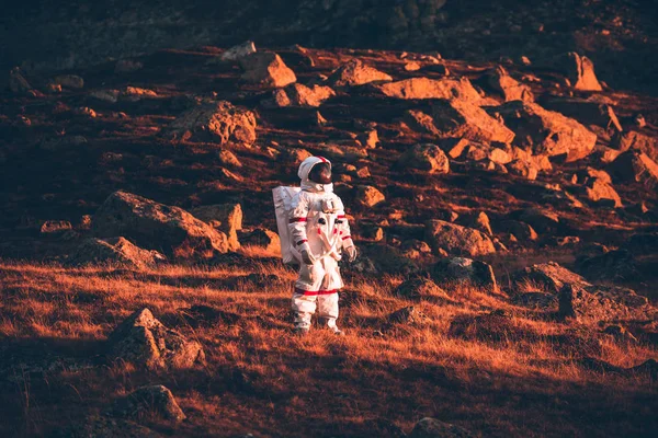 Αστροναύτης που εξερευνά έναν νέο πλανήτη. Αναζήτηση για ένα νέο σπίτι για h — Φωτογραφία Αρχείου