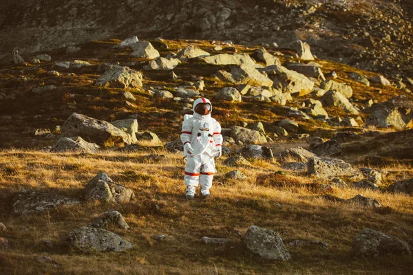 Astronauta a explorar um novo planeta. Procurando uma nova casa para h — Fotografia de Stock