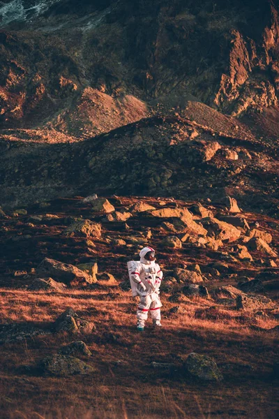 Astronautul explorează o nouă planetă. Căutarea unei case noi pentru h — Fotografie, imagine de stoc