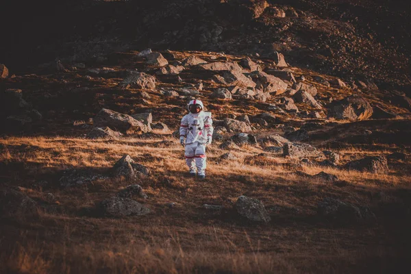 Astronaut zkoumá novou planetu. Hledám nový domov pro h — Stock fotografie