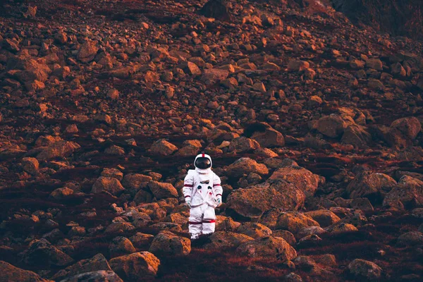 Astronauta a explorar um novo planeta. Procurando uma nova casa para h — Fotografia de Stock