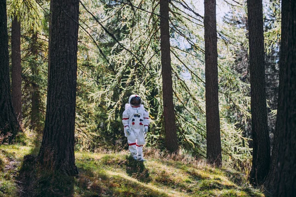 Een astronaut die een nieuwe planeet verkent. Op zoek naar een nieuw thuis voor h — Stockfoto